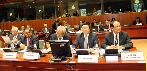 Les ministres des AE de l’ASEAN et de l’UE affirment le rôle du Vietnam - ảnh 1